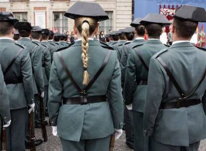 Una guardia civil, entre un grupo de compañeros, durante una parada protocolaria celebrada en Madrid el año pasado.