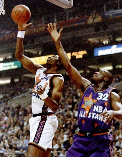 Hakeem Olajuwon (10º en la lista de anotadores con 26.946 puntos), lanza ante Shaquille O' Neal en el All Star de 1995