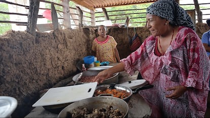 Las mujeres de la comunidad Masamana incluyen nuevos ingredientes en sus alimentos, como el ají y el pepino.