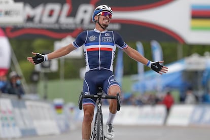 Julian Alaphilippe celebra su victoria en el Mundial de Ciclismo este domingo en Imola.