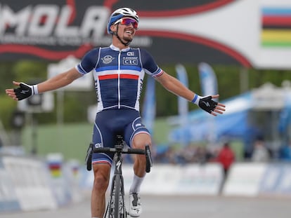 Julian Alaphilippe celebra su victoria en el Mundial de Ciclismo este domingo en Imola.