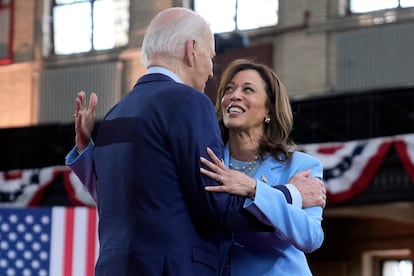El presidente Joe Biden abraza a la vicepresidenta Kamala Harris durante un acto de campaña para la reelección, en Filadelfia, el 29 de mayo de 2024.