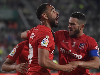 Cunha y Koke celebran el gol del brasileño que suponía el 0-1 en la victoria del Atlético de Madrid ante el Elche (0-2) en el Martínez Valero.