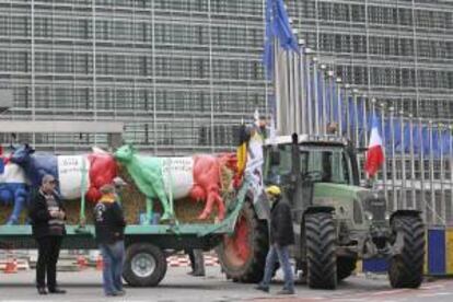 Varios productores de leche permanecen congregados hoy a las puertas del acceso de personalidades de la Comisión Europea en Bruselas (Bélgica).