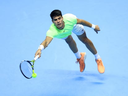 Carlos Alcaraz devuelve la pelota en suspensión durante el partido contra Rublev en el Pala Alpitour.