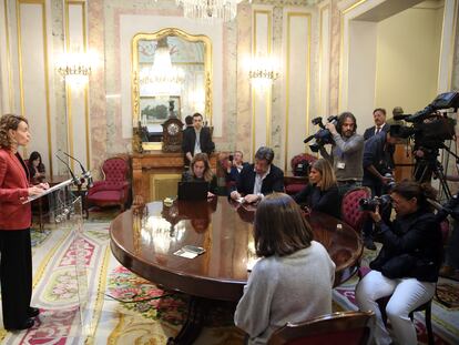 La presidenta del Congreso, Meritxell Batet, compareciendo en rueda de prensa.