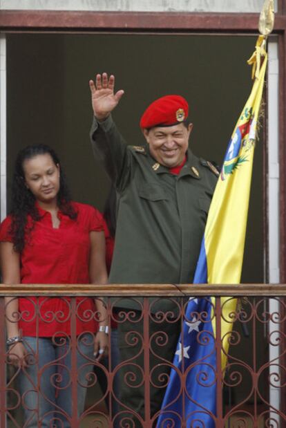 Chávez, junto a su hija Rosa, saluda a sus seguidores desde el balcón del palacio de Miraflores.