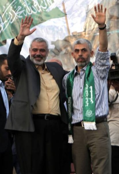 Yahya Sinwar, a la derecha,e Ismail Haniya en 2011.