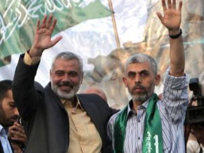  Yahya Sinwar, a la derecha,e Ismail Haniya en 2011.