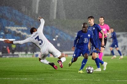 Kanté del Chelsea y Eder Militao del Real Madrid en un momento del partido.