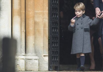 El príncipe Jorge sale de la misa de Navidad celebrada en Englefield, Berkshire, con un caramelo. Era diciembre de 2016.