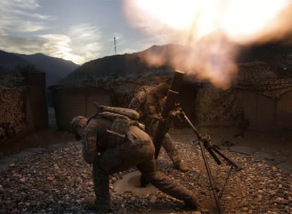Soldados estadounidenses disparan un mortero en la provincia de Kunar, al este de Afganistán.