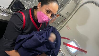 Una trabajadora de Aeroméxico con el bebé que nació en el vuelo, en una imagen difundida en redes sociales.