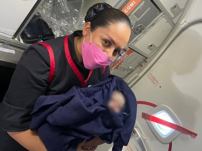 Una trabajadora de Aeroméxico con el bebé que nació en el vuelo, en una imagen difundida en redes sociales.