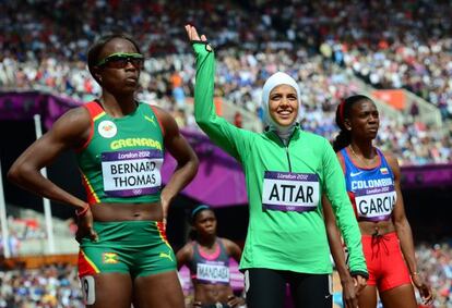 Sarah Attar, de Arabia Saud&iacute;, saluda al p&uacute;blico antes de la carrera de 800m.