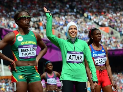Sarah Attar, de Arabia Saud&iacute;, saluda al p&uacute;blico antes de la carrera de 800m.
