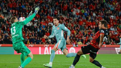 Abdón Prats (derecha) intenta batir a Jan Oblak durante el partido de LaLiga entre el Real Mallorca y el Atlético de Madrid (0-1).