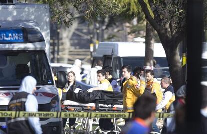 Param&eacute;dicos turcos trasladan el cad&aacute;ver de una v&iacute;ctima en el escenario de la fuerte explosi&oacute;n producida ayer junto a la Mezquita Azul en Estambul,