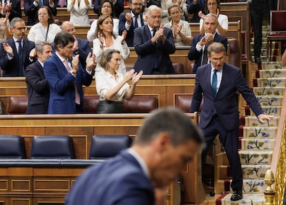 La bancada del PP aplaudía a Alberto Núñez Feijóo, este viernes en el Congreso. En primer término, Pedro Sánchez.
