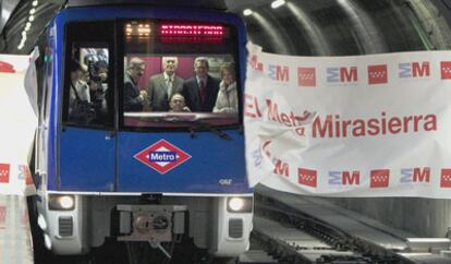 Esperanza Aguirre, Alberto Ruiz-Gallardón y José Ignacio Echeverría (en el medio), en la inauguración del nuevo tramo de metro.