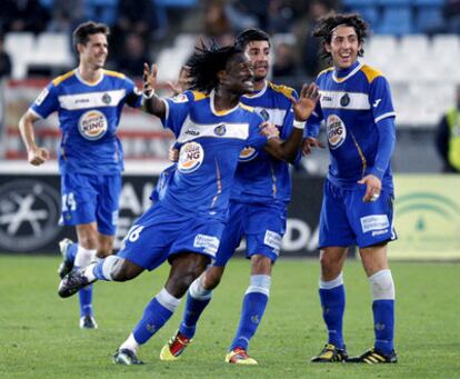 Boateng celebra con varios compañeros el gol de la victoria.