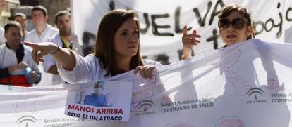 Residentes durante una manifestación en Sevilla, la semana pasada.