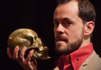 Hamlet sostiene la calavera de su bufón en una escena de '¿Hamlet es nombre o apellido?'