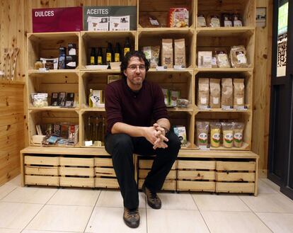 Pedro es el dueño de Es de raíz, una tienda de alimentación ecológica que vende productos de 32 agricultores, ganaderos y artesanos diferentes. En sus estanterías se puede encontrar desde aceite hasta chocolate o harina de espelta.