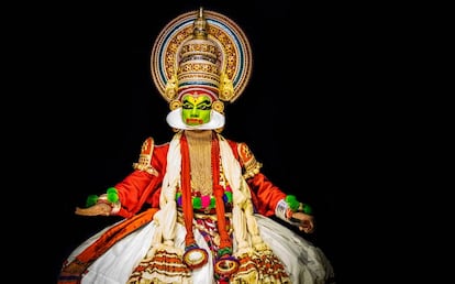 Un bailarín de la danza kathakali durante una actuación en un teatro de la ciudad india de Cochín.