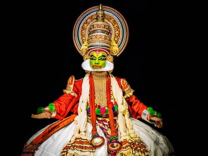 Un bailarín de la danza kathakali durante una actuación en un teatro de la ciudad india de Cochín.