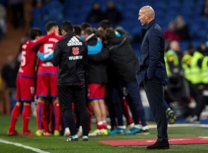 Los jugadores del Numancia celebra el segundo gol del equipo con el banquillo, en presencia de Zidane.