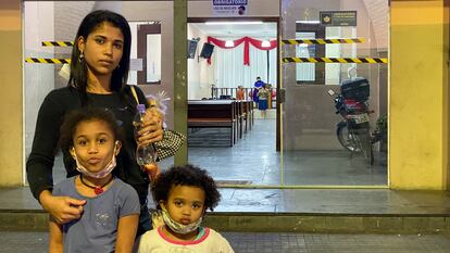 Kaiala dos Santos, 25 años, es fotografiada con dos hijas frente a una iglesia evangélica en el centro de São Paulo.