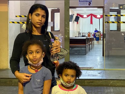 Kaiala dos Santos, 25 años, es fotografiada con dos hijas frente a una iglesia evangélica en el centro de São Paulo.