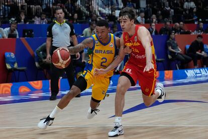 El brasileño Yago Santos (i) disputa el balón contra el español Juan Núñez (d) durante el partido de la fase de grupos del Mundial de Baloncesto entre España y Brasil, este lunes.