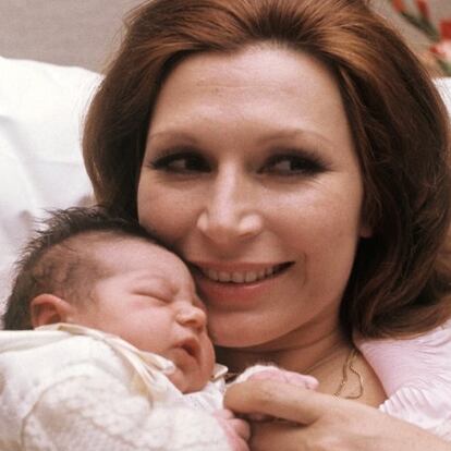 30/04/1977.- La cantante Rocío Jurado posa con su hija recién nacida, Rocío, durante la presentación de la pequeña a la prensa en la madrileña Clinica Loreto. 