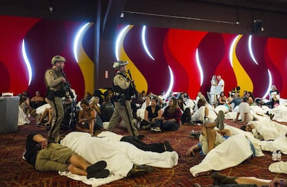 Clientes refugiados en una zona de convenciones de Las Vegas, en los primeros minutos de la masacre.