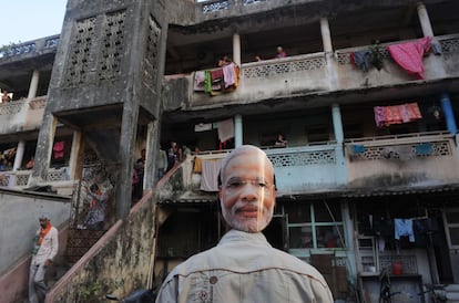 Elecciones en India. Un seguidor del Indian Bhartiya Janta Party (BJP) con una careta de Narendra Modi, el candidato de su partido a primer ministro.