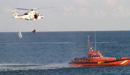 Un helic&oacute;ptero de rescate hace ensayos en alta mar.