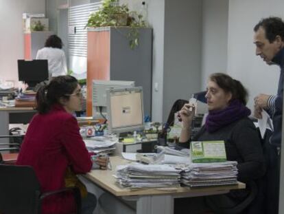 Usuarios de una oficina del Servicio Andaluz de Empleo de Sevilla.