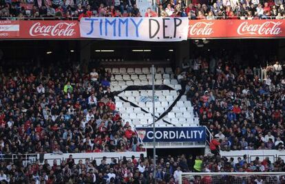 Aficionados del Sevilla recuerdan al ultra fallecido en Madrid 