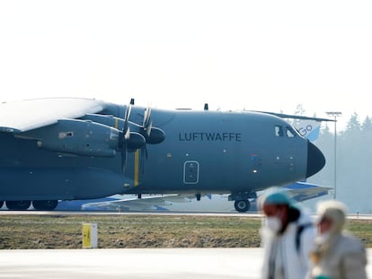 Un Airbus A400M de la Fuerza Aérea alemana aterriza en el aeropuerto de Kaunas, en Lituania, el pasado 14 de febrero.