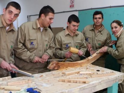 Un grupo de j&oacute;venes en un taller de carpinter&iacute;a de Sevilla en 2008.