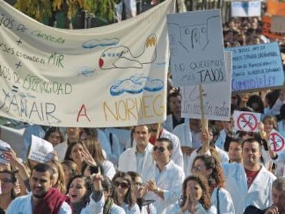 Médicos residentes se manifiestan en Sevilla el 19 de noviembre, el primer día de la huelga.