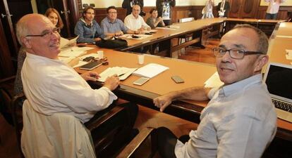 Joan Coscubiela (d) i Lluís Rabell (e) al Parlament.