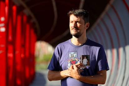 Jorge Sancha posa con una foto de su madre, fallecida durante la pandemia en una residencia en Alcoi, este agosto en Alicante.