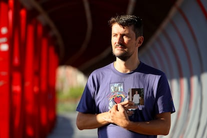 Jorge Sancha posa con una foto de su madre, fallecida durante la pandemia en una residencia en Alcoi, este agosto en Alicante. 