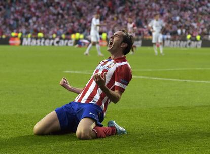 Diego Godin comemora seu gol.