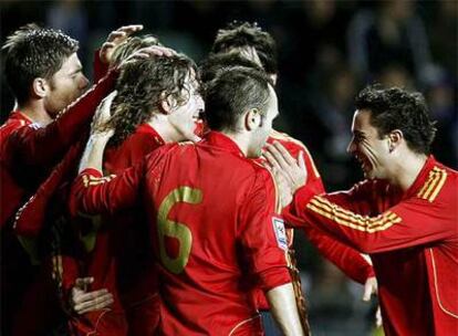 Los jugadores de la selección celebran el tercer gol, marcado por Puyol