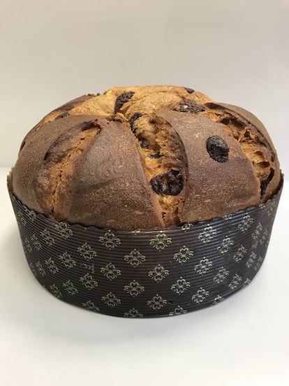 Izadittone. Poco a poco, el panettone italiano se ha ido colando en la tradición navideña en España. Panettones hay muchos, pero buenos hay pocos. Desde hace varios años, las Bodegas Izadi y la pastelería italiana Loison, con tradición dulcera desde 1938, se unen para elaborar un producto diferente. Bautizado como izadittone, se elabora con orujo de las propias uvas de la bodega y chocolate. Uno de sus secretos, además, es la masa madre, custodiada en este obrador desde hace 80 años, en la localidad de Costabissara, en Vincenza. Precio: 25 euros.  www.tiendaartevino.com