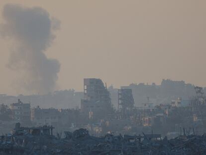 Una columna de humo se eleva tras un bombardeo israelí este viernes en Gaza, en una imagen tomada desde la frontera sur con Israel.